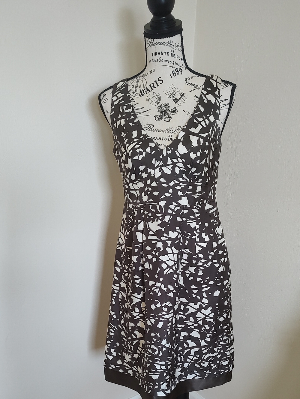 Banana Republic Brown and Cream Patterned V-Neck Women’s Dress